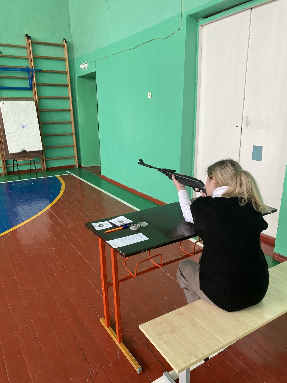 Прошли школьные соревнования по стрельбе из пневматической винтовки.